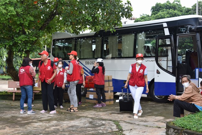 Examining health, giving medicines and gifts to the poor in Dong Tien commune, Binh Phuoc