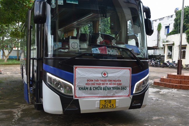 Examining health, giving medicines and gifts to the poor in Dong Tien commune, Binh Phuoc