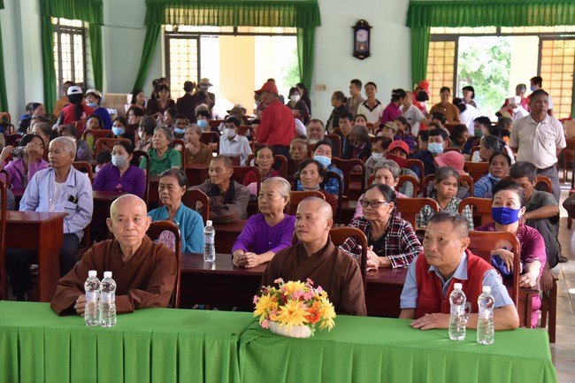 Examining health, giving medicines and gifts to the poor in Dong Tien commune, Binh Phuoc