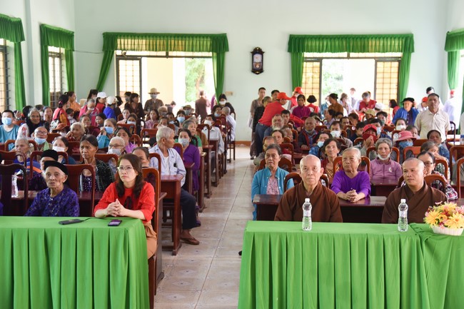 Examining health, giving medicines and gifts to the poor in Dong Tien commune, Binh Phuoc