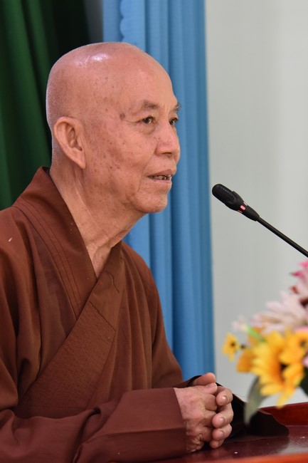 Examining health, giving medicines and gifts to the poor in Dong Tien commune, Binh Phuoc