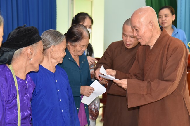Examining health, giving medicines and gifts to the poor in Dong Tien commune, Binh Phuoc