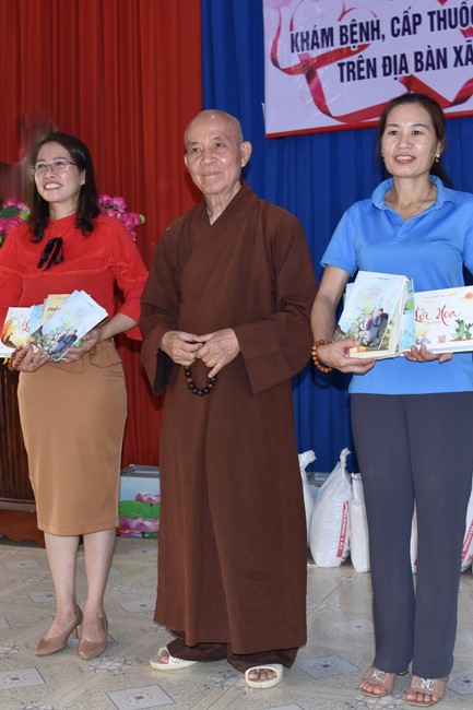 Examining health, giving medicines and gifts to the poor in Dong Tien commune, Binh Phuoc