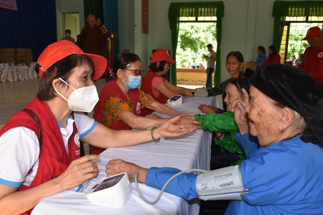 Examining health, giving medicines and gifts to the poor in Dong Tien commune, Binh Phuoc