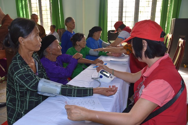 Examining health, giving medicines and gifts to the poor in Dong Tien commune, Binh Phuoc