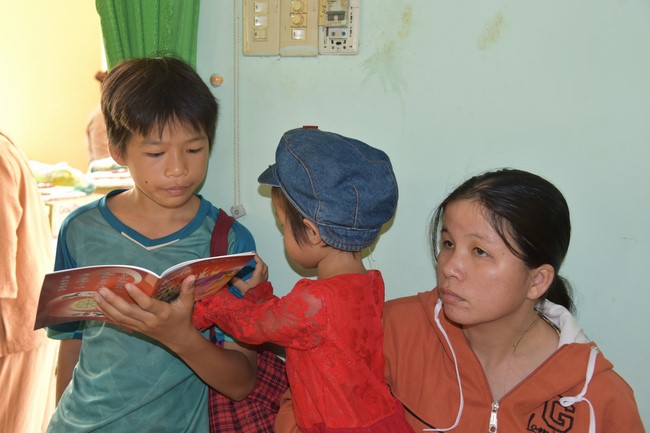 Examining health, giving medicines and gifts to the poor in Dong Tien commune, Binh Phuoc