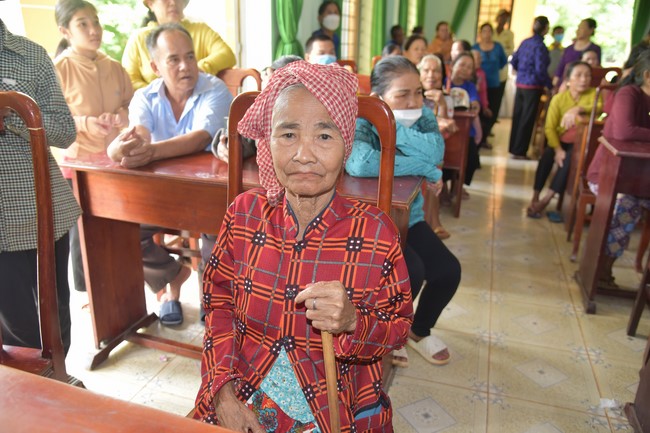 Examining health, giving medicines and gifts to the poor in Dong Tien commune, Binh Phuoc
