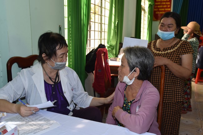 Examining health, giving medicines and gifts to the poor in Dong Tien commune, Binh Phuoc