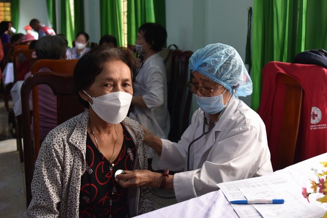 Examining health, giving medicines and gifts to the poor in Dong Tien commune, Binh Phuoc