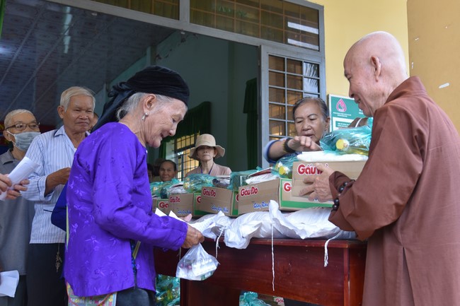 Examining health, giving medicines and gifts to the poor in Dong Tien commune, Binh Phuoc