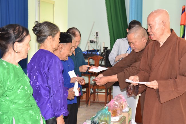 Examining health, giving medicines and gifts to the poor in Dong Tien commune, Binh Phuoc