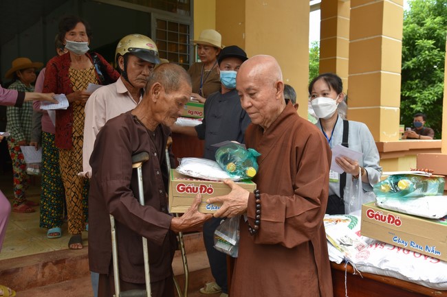 Examining health, giving medicines and gifts to the poor in Dong Tien commune, Binh Phuoc