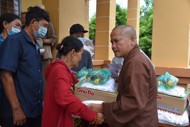 Examining health, giving medicines and gifts to the poor in Dong Tien commune, Binh Phuoc
