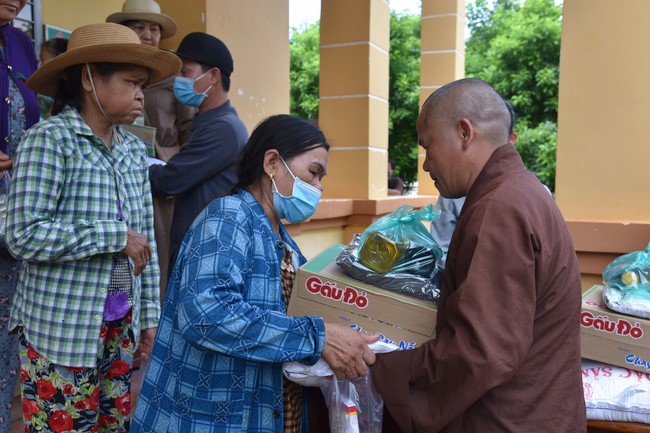 Examining health, giving medicines and gifts to the poor in Dong Tien commune, Binh Phuoc