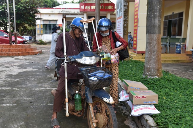Examining health, giving medicines and gifts to the poor in Dong Tien commune, Binh Phuoc