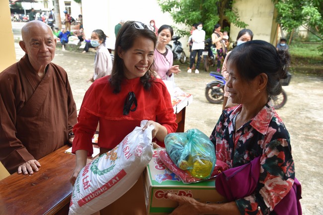 Examining health, giving medicines and gifts to the poor in Dong Tien commune, Binh Phuoc