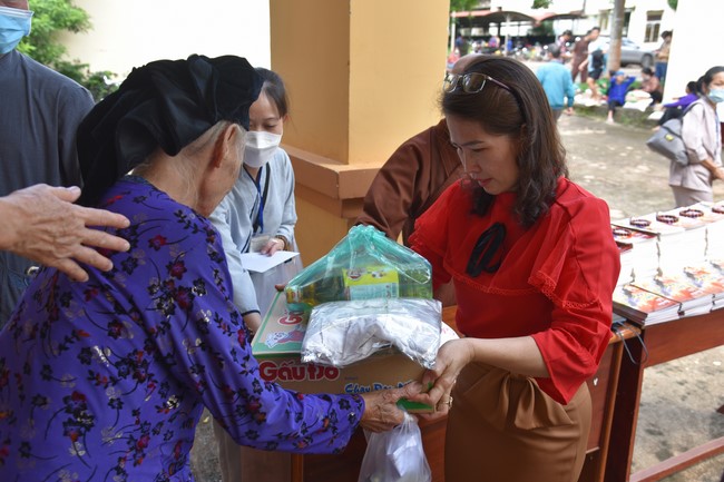 Examining health, giving medicines and gifts to the poor in Dong Tien commune, Binh Phuoc