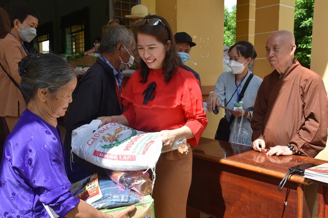 Examining health, giving medicines and gifts to the poor in Dong Tien commune, Binh Phuoc