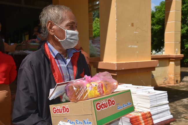 Examining health, giving medicines and gifts to the poor in Dong Tien commune, Binh Phuoc