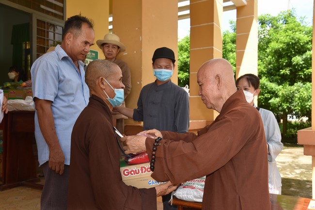 Examining health, giving medicines and gifts to the poor in Dong Tien commune, Binh Phuoc