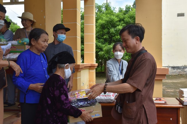 Examining health, giving medicines and gifts to the poor in Dong Tien commune, Binh Phuoc
