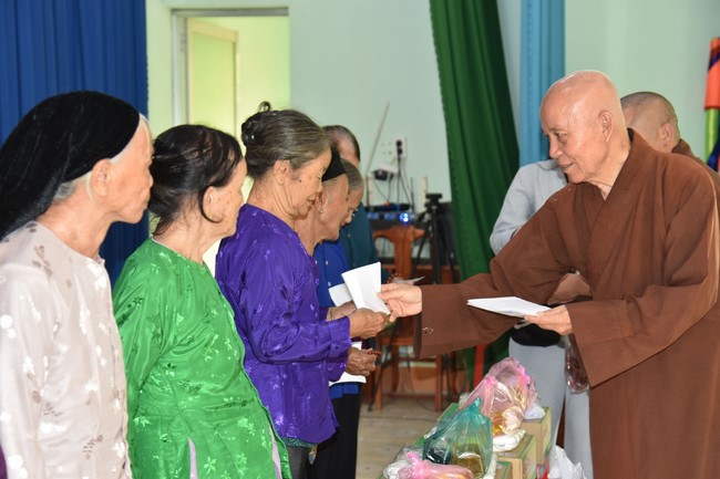Examining health, giving medicines and gifts to the poor in Dong Tien commune, Binh Phuoc