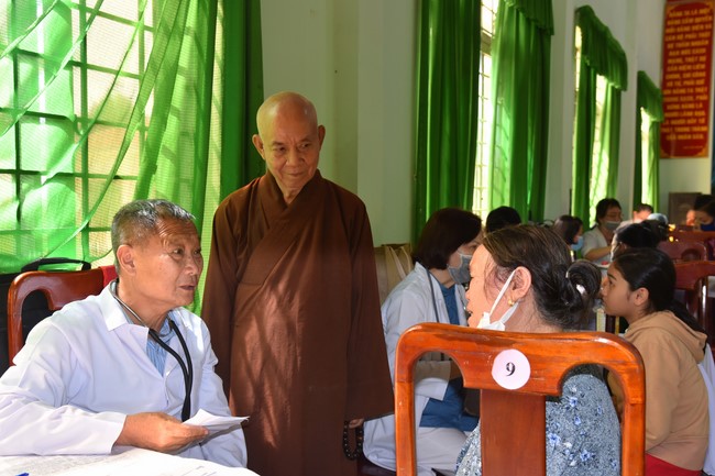 Examining health, giving medicines and gifts to the poor in Dong Tien commune, Binh Phuoc
