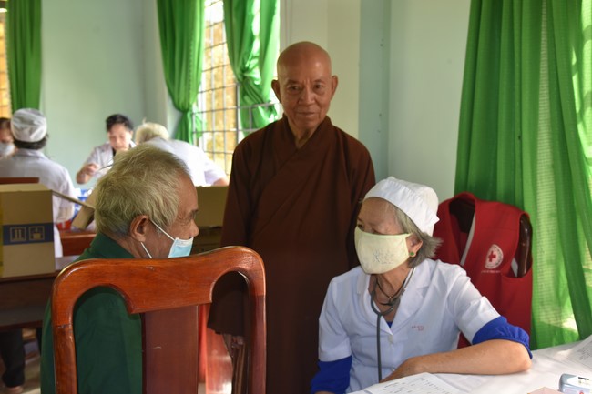 Examining health, giving medicines and gifts to the poor in Dong Tien commune, Binh Phuoc
