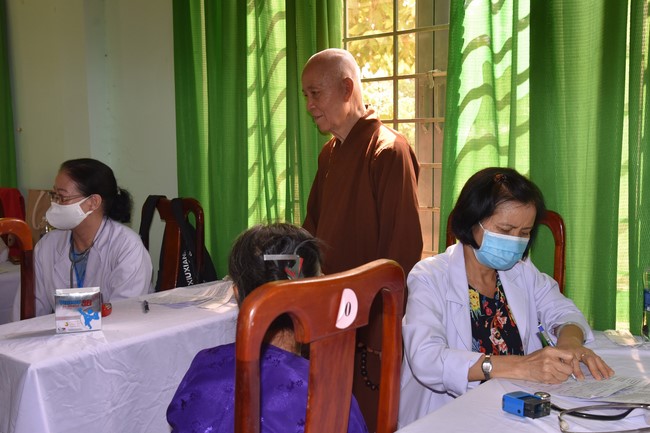 Examining health, giving medicines and gifts to the poor in Dong Tien commune, Binh Phuoc