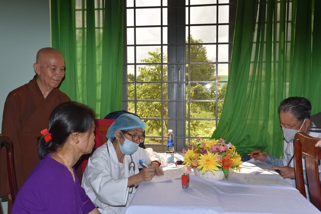 Examining health, giving medicines and gifts to the poor in Dong Tien commune, Binh Phuoc