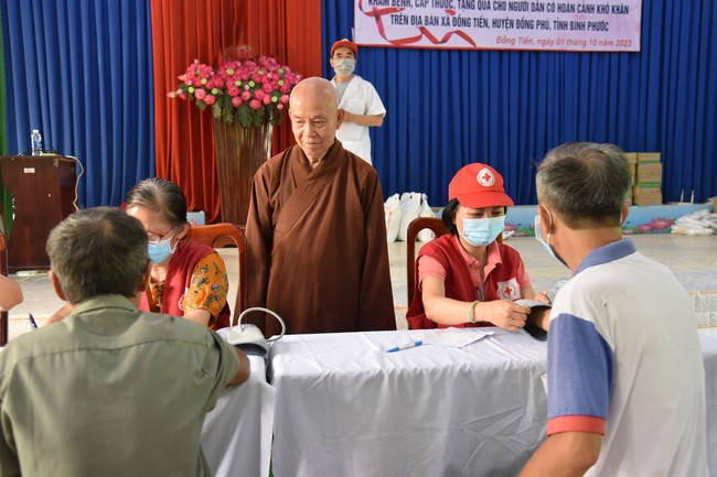 Examining health, giving medicines and gifts to the poor in Dong Tien commune, Binh Phuoc