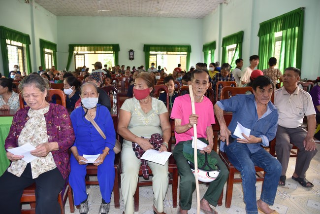 Examining health, giving medicines and gifts to the poor in Dong Tien commune, Binh Phuoc