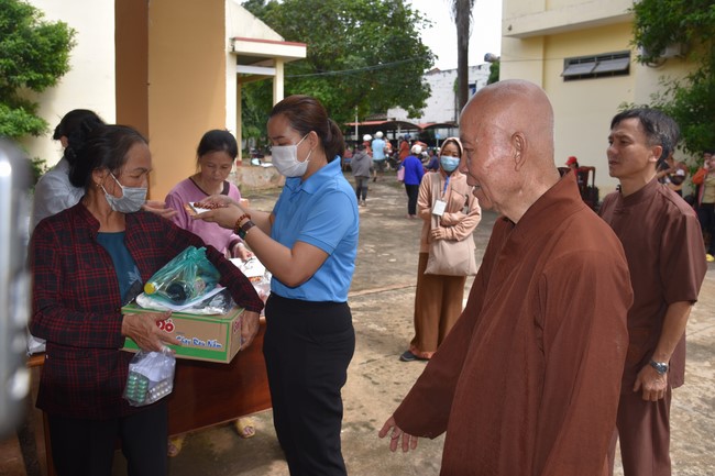 Examining health, giving medicines and gifts to the poor in Dong Tien commune, Binh Phuoc