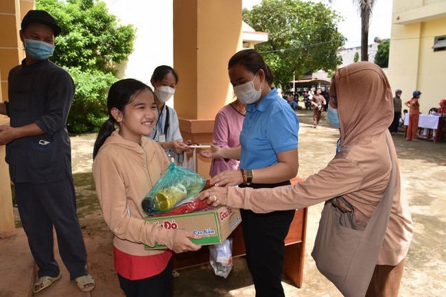 Examining health, giving medicines and gifts to the poor in Dong Tien commune, Binh Phuoc