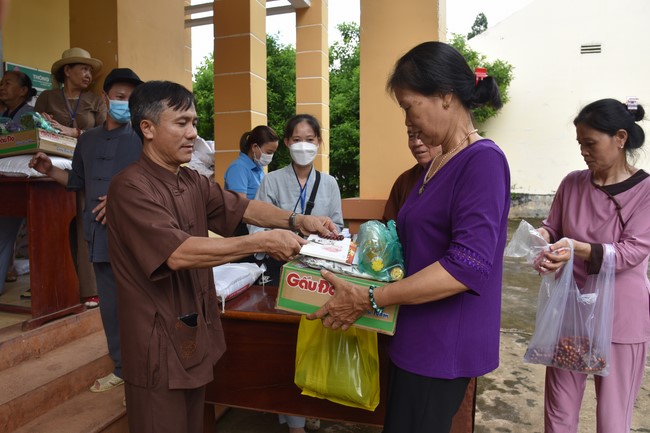 Examining health, giving medicines and gifts to the poor in Dong Tien commune, Binh Phuoc