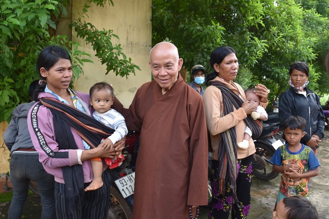 Examining health, giving medicines and gifts to the poor in Dong Tien commune, Binh Phuoc