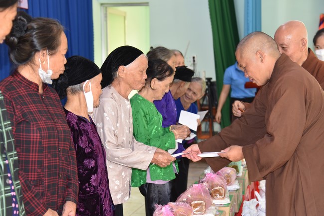 Examining health, giving medicines and gifts to the poor in Dong Tien commune, Binh Phuoc