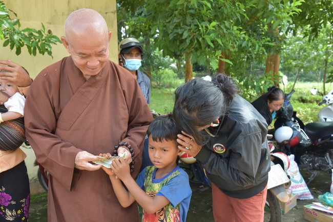Examining health, giving medicines and gifts to the poor in Dong Tien commune, Binh Phuoc
