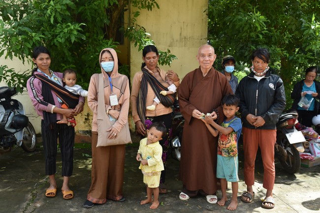 Examining health, giving medicines and gifts to the poor in Dong Tien commune, Binh Phuoc