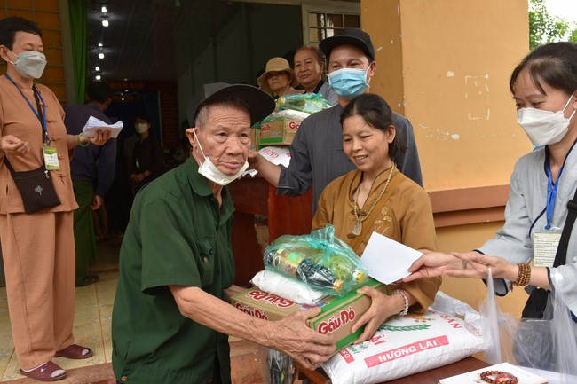 Examining health, giving medicines and gifts to the poor in Dong Tien commune, Binh Phuoc
