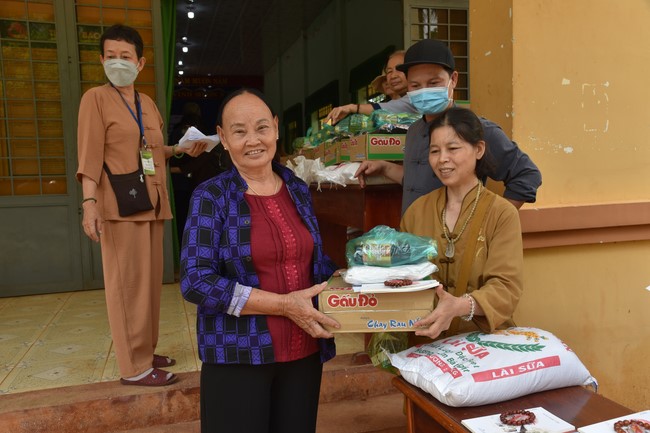 Examining health, giving medicines and gifts to the poor in Dong Tien commune, Binh Phuoc