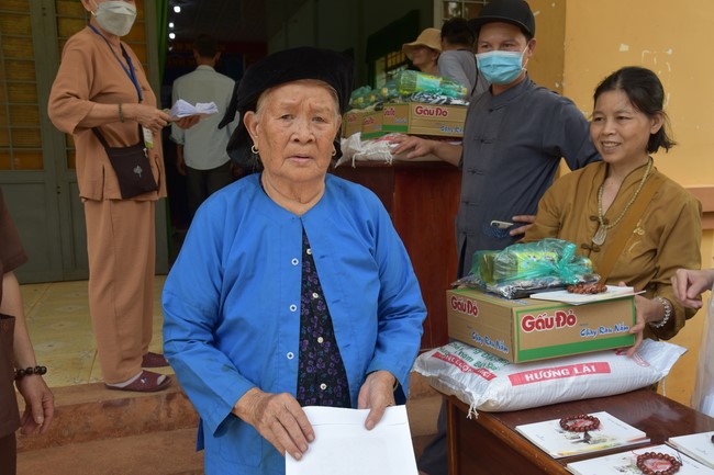 Examining health, giving medicines and gifts to the poor in Dong Tien commune, Binh Phuoc