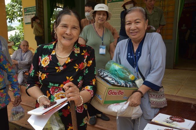Examining health, giving medicines and gifts to the poor in Dong Tien commune, Binh Phuoc