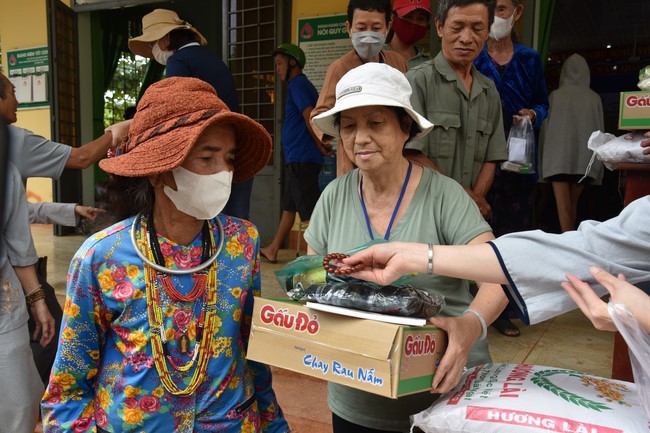 Examining health, giving medicines and gifts to the poor in Dong Tien commune, Binh Phuoc