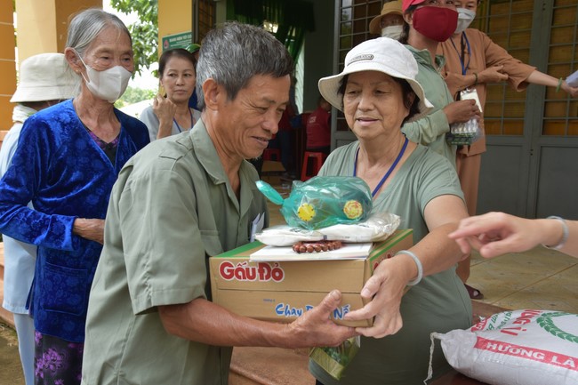 Examining health, giving medicines and gifts to the poor in Dong Tien commune, Binh Phuoc