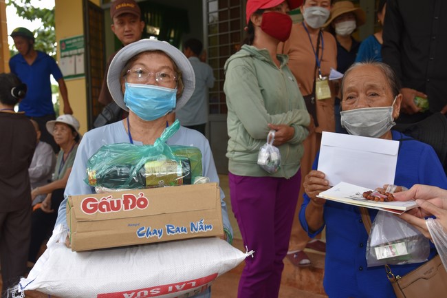 Examining health, giving medicines and gifts to the poor in Dong Tien commune, Binh Phuoc