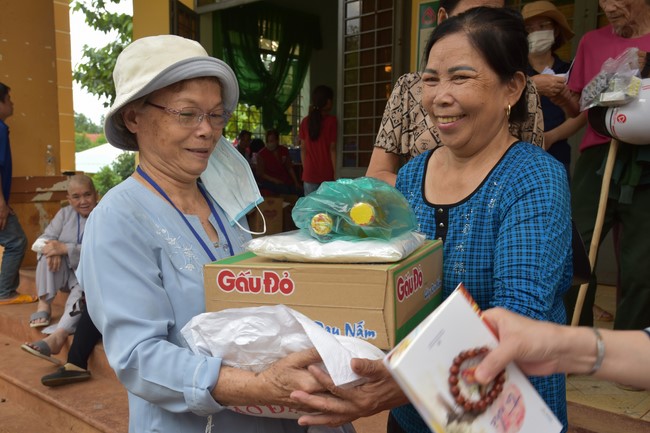 Examining health, giving medicines and gifts to the poor in Dong Tien commune, Binh Phuoc