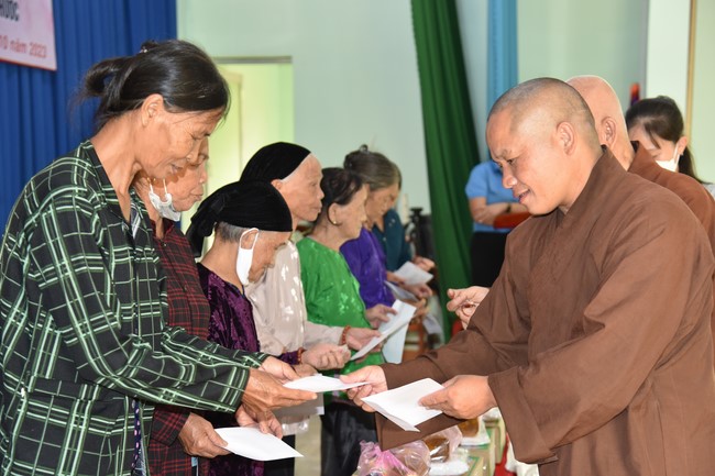 Examining health, giving medicines and gifts to the poor in Dong Tien commune, Binh Phuoc