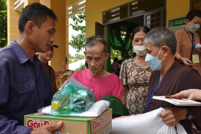 Examining health, giving medicines and gifts to the poor in Dong Tien commune, Binh Phuoc