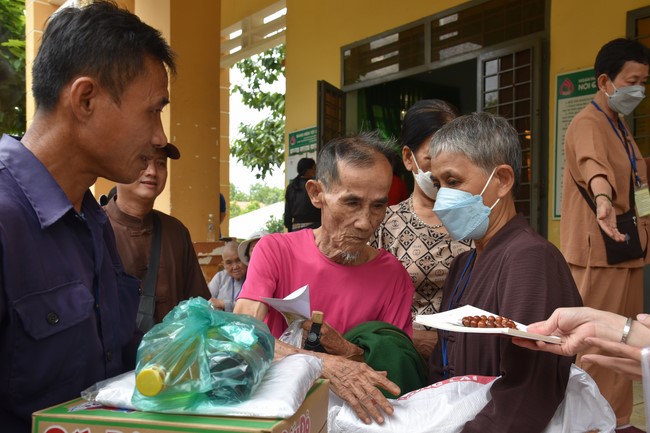 Examining health, giving medicines and gifts to the poor in Dong Tien commune, Binh Phuoc